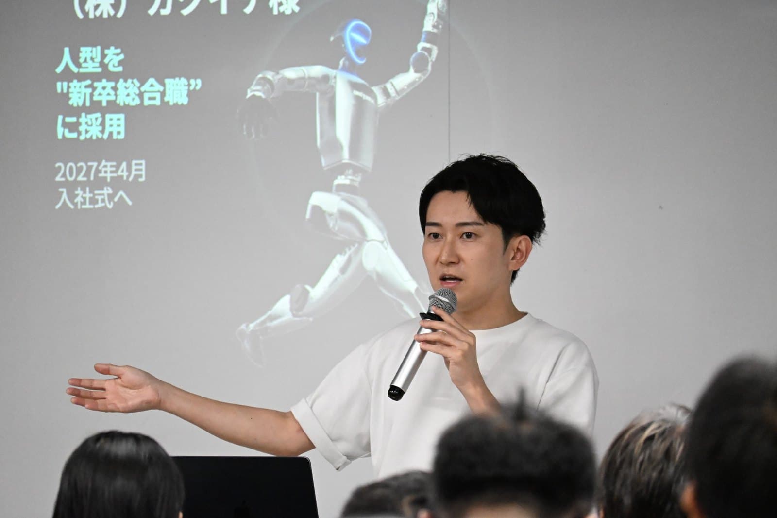 カクイチ様の「新卒総合職」ロボットの事例をスライドで紹介する、CEO 佐野