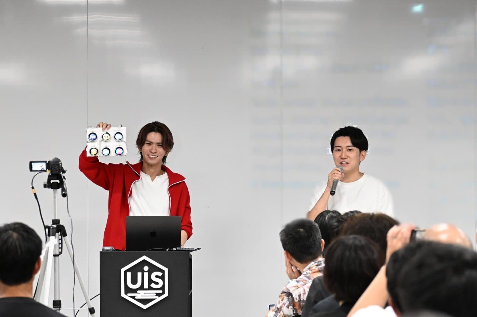 Uvance Innovation Studioの演台で登壇する、CEO 佐野とCTO 横山