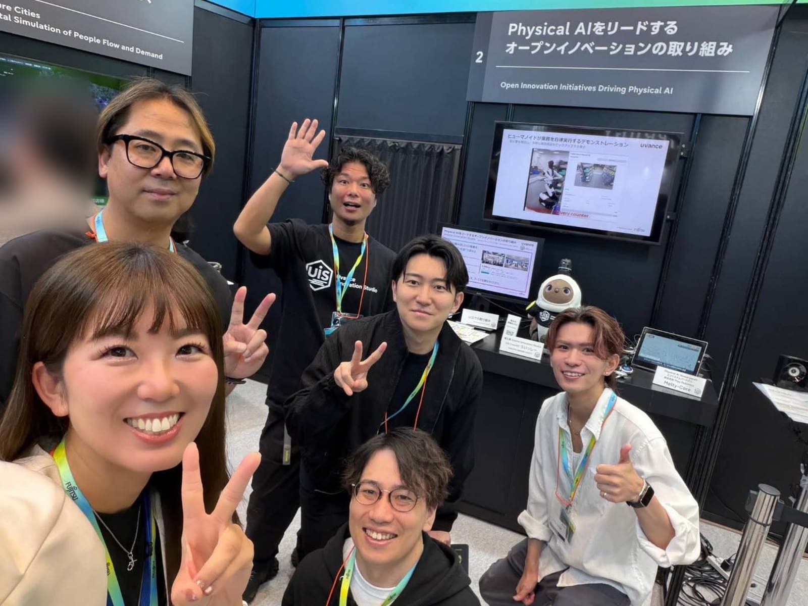 富士通ブース内のコーナー「Physical AIをリードするオープンイノベーションの取り組み」の前で撮影した、関係者の集合写真