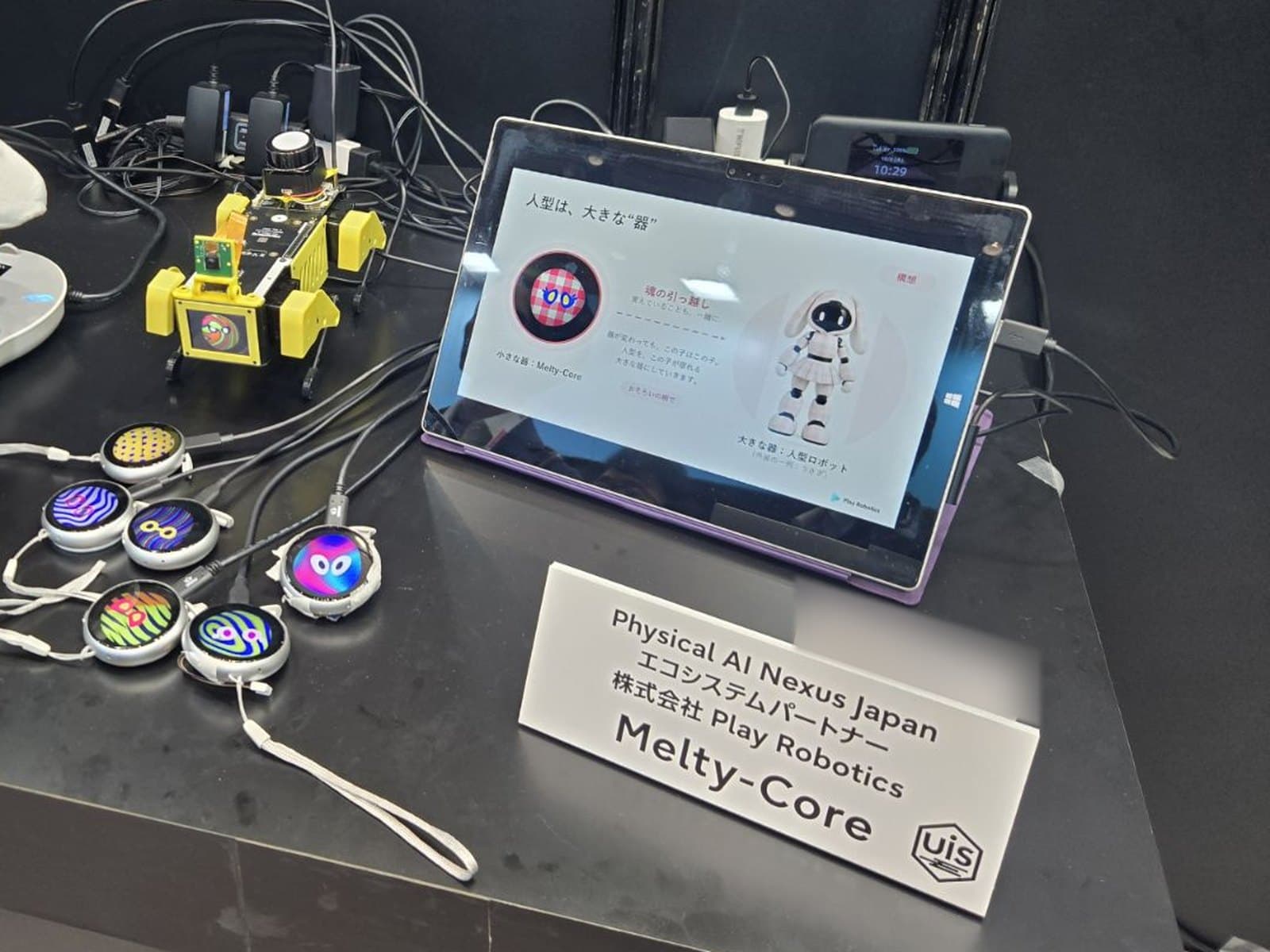 卓上に展示したMelty-Coreの試作品と、タブレットの説明画面、出展者名の札
