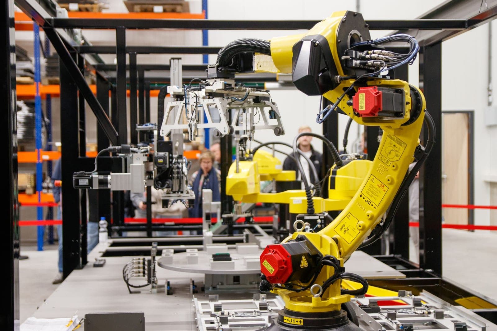製造現場で稼働する産業用ロボットアーム